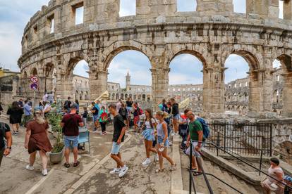 Kiša otjerala turiste s plaža u Puli, svi obilaze znamenitosti