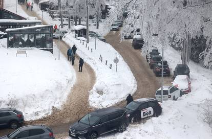 Svi žele na Sljeme! Za Žičaru opet dugi redovi, cesta se zbog gužve morala zatvoriti...