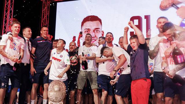 Tisuće navijača na rivi dočekalo  igrače Hajduka s trofejem Kupa