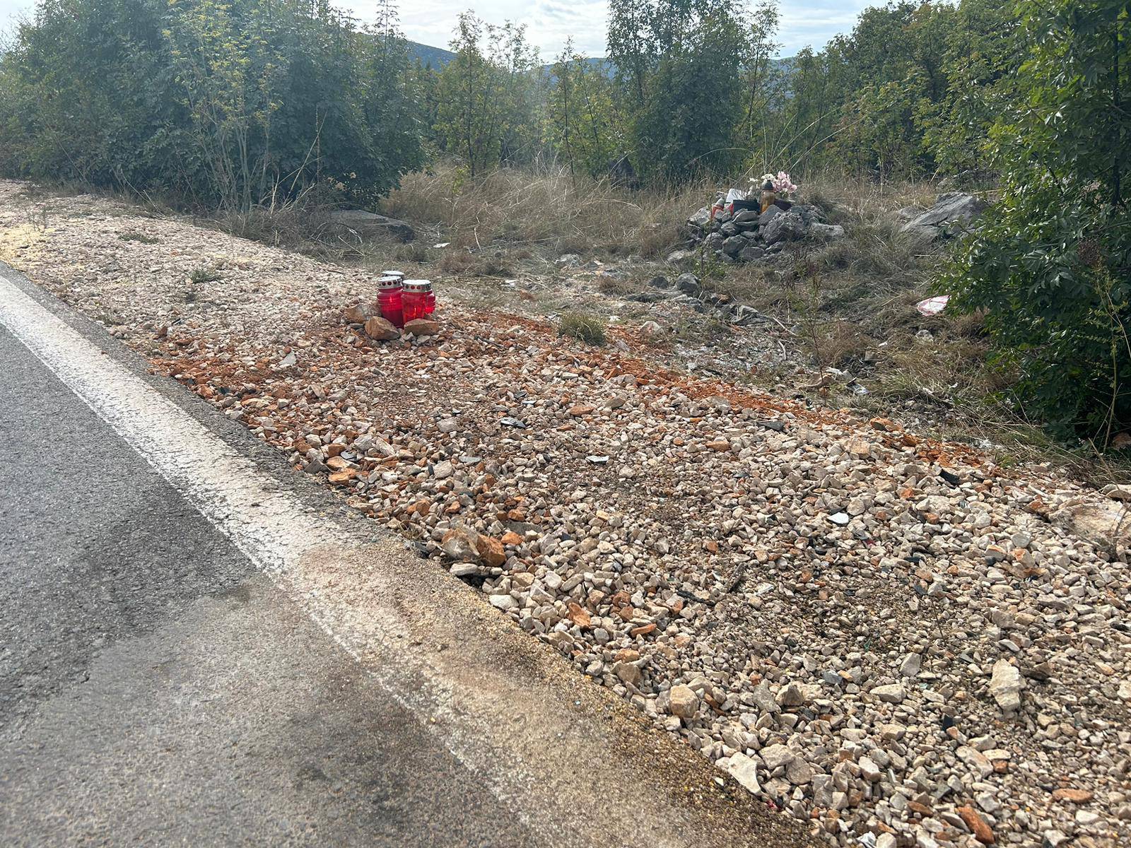 Rodbina pali svijeće za poginule sestre, muškarac koji je skrivio nesreću je teško ozlijeđen