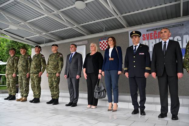 FOTO Suze i zagrljaji u Požegi: 900 novih ročnika položilo prisegu, među njima i 53 žene