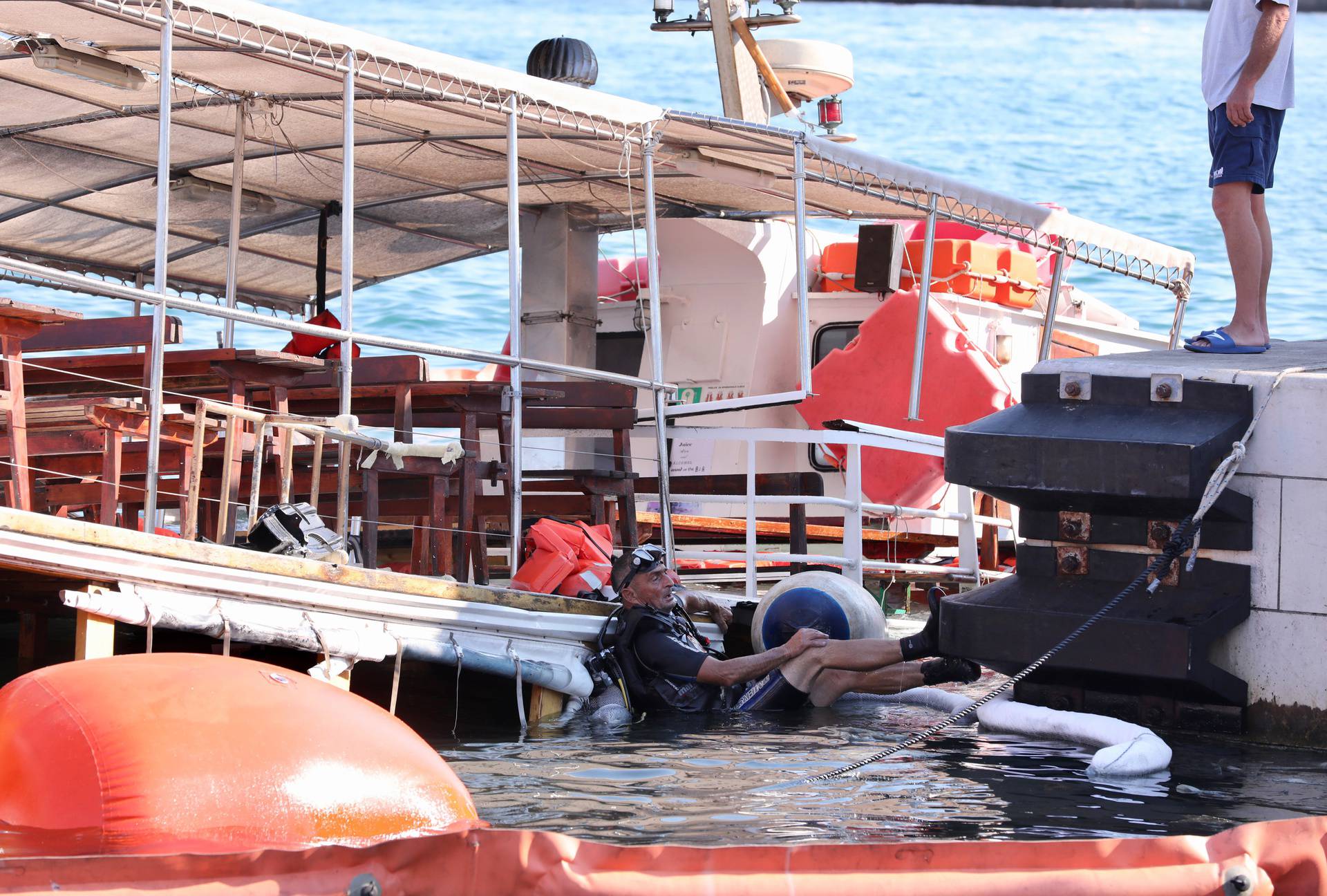Split: Potopljeni turistički brod Morska vila priprema se za tegljenje