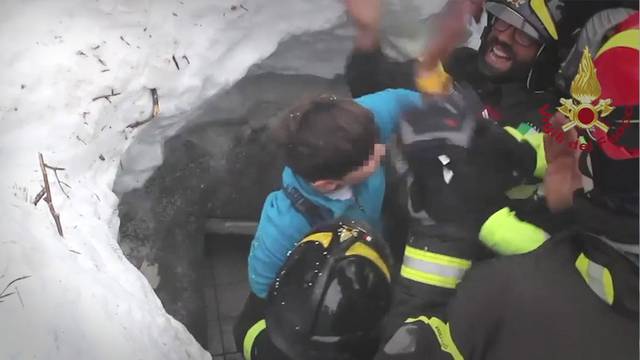 Preživjelo i dvoje djece: Zapalili vatru, a spasioci su vidjeli dim