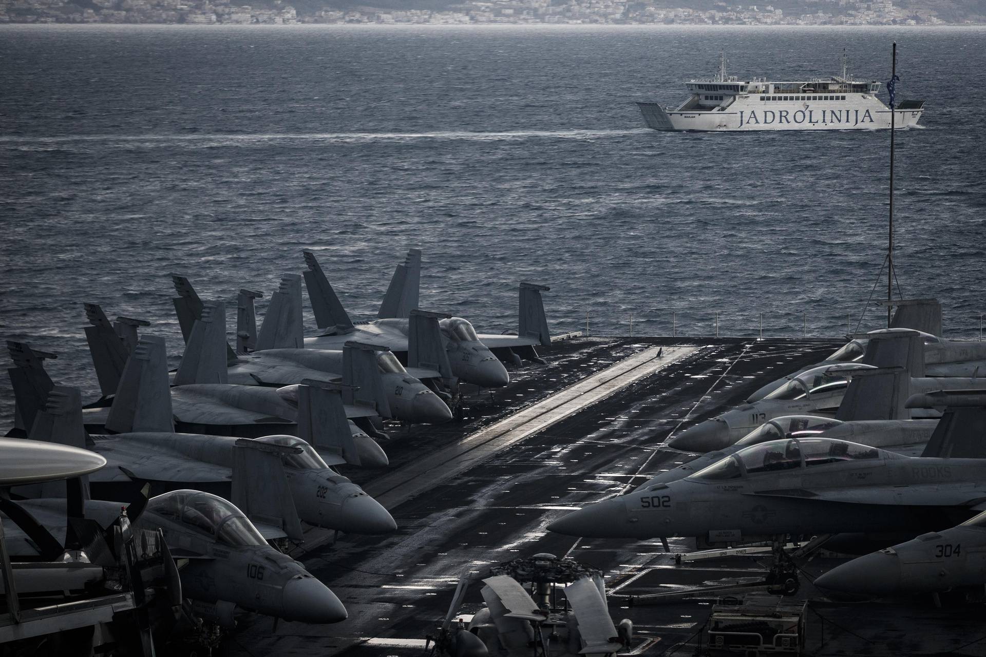 FOTO Bili smo na nosaču aviona Harry S. Truman: Odakle među avionima jedan sa šahovnicom?