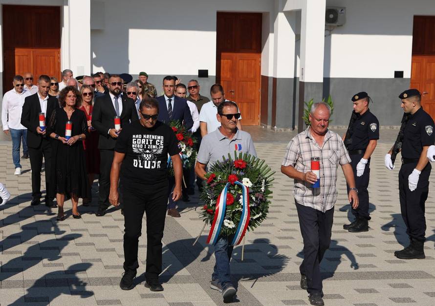 Šibenik: Položeni vijenci i zapaljene svije?e povodom obljetnice Oluje