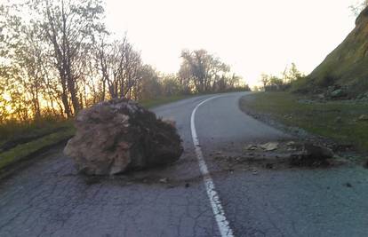 Vozio automobil pa ga umalo poklopila kamena gromada 