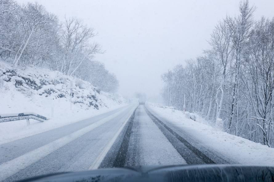 Snijeg paralizirao promet prema Rijeci