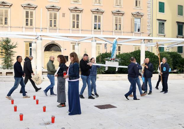 Šibenik: Molitelji krunice ispred Gradske uprave