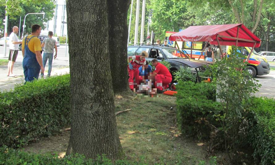 Kombi udario u auto: Naletjeli na majku i tromjesečnu bebu