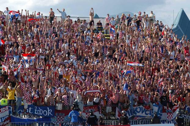 Makljaža Hrvata i Srba usred Kranja: Letjele stolice, policija je tukla, a finale jedva završilo