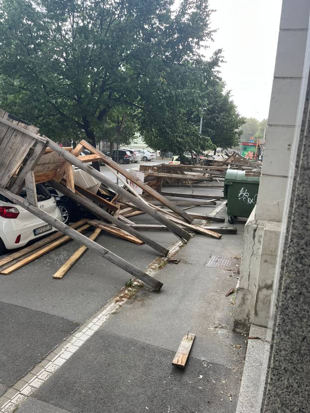 FOTO Ovo je mjesto gdje se skela u Osijeku srušila na aute!