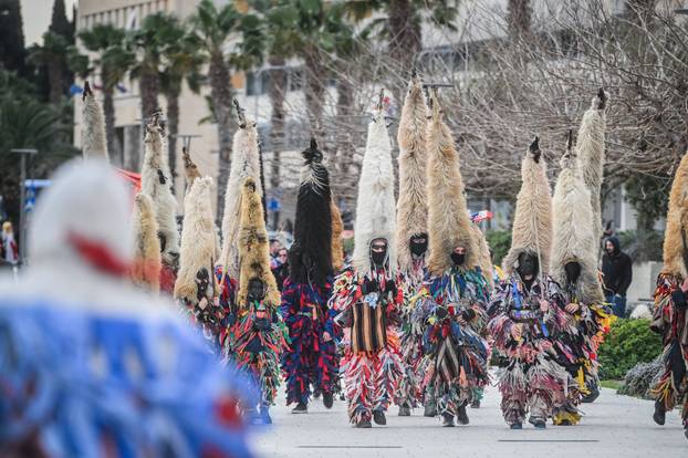 Šarena povorka maskiranih skupina u Splitu