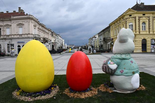 Slavonski Brod: Središnji gradski trg ukrašen velikim pisanicama