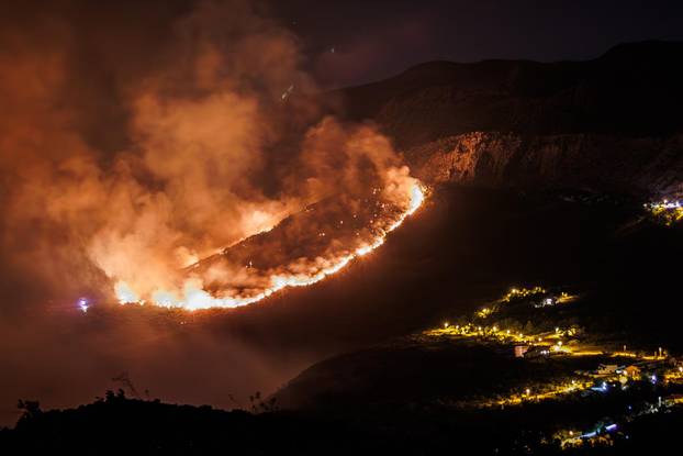 Zvjezdarnica Mosor - Pogled zvjezdanog sela na frontu koja se priblizava Sitnom Gornjem. 