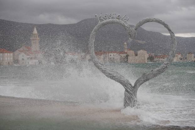 Olujno jugo u Kaštelima