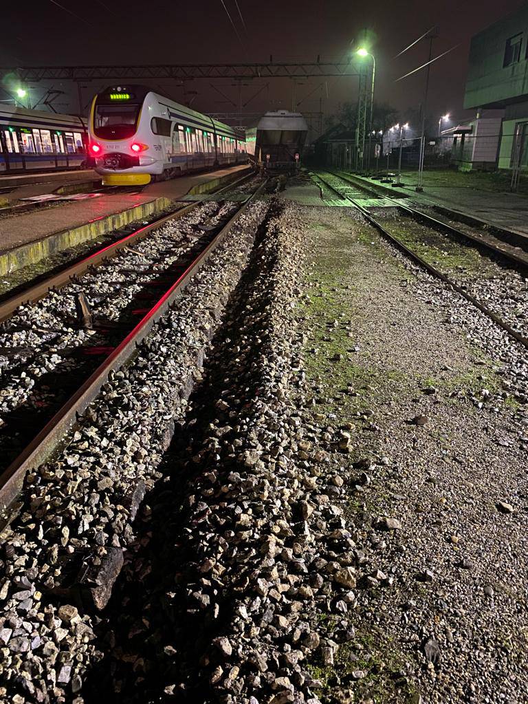 Teretni vlak iskočio iz tračnica u Dugom Selu pa udario u peron! 'Sreća da tamo nisu stajali ljudi'