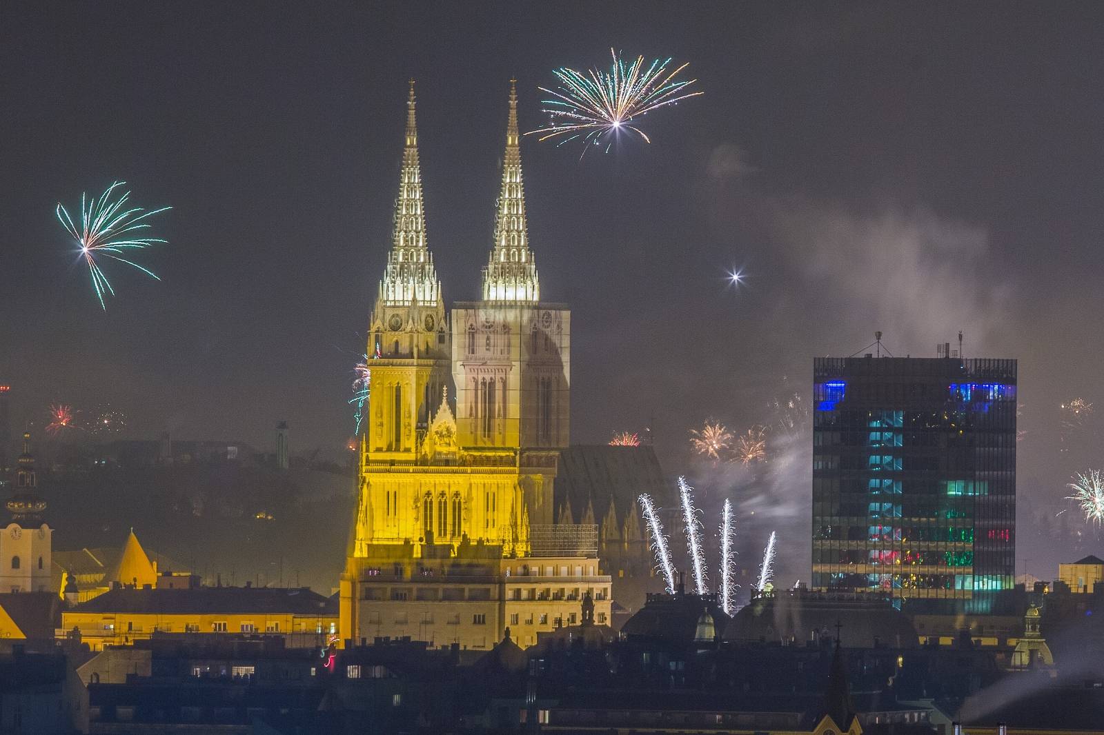 Pogledajte kako su građani na trgovima dočekali Novu godinu