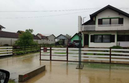 Obilna kiša poplavila kuće kod Virovitice, grade se zečji nasipi