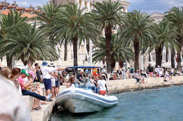 Split: Turistički brodovi i turisti na rivi u sve većem broju iz dana u dan