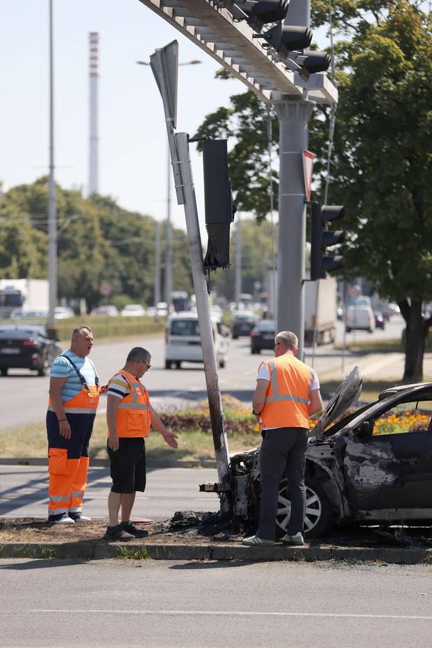 Buknuo automobil u Novom Zagrebu na raskrižju, zapalio se i semafor