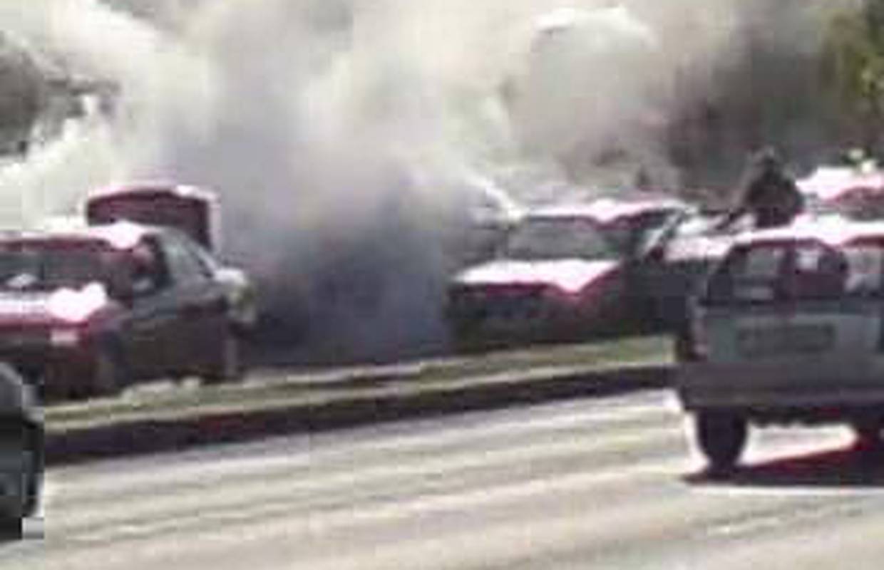 Automobil mu se zapalio u vožnji  usred gradske gužve