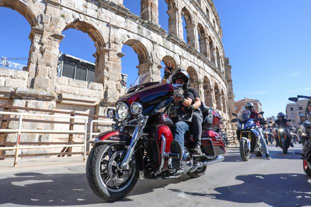 Defile motorista kroz PUlu