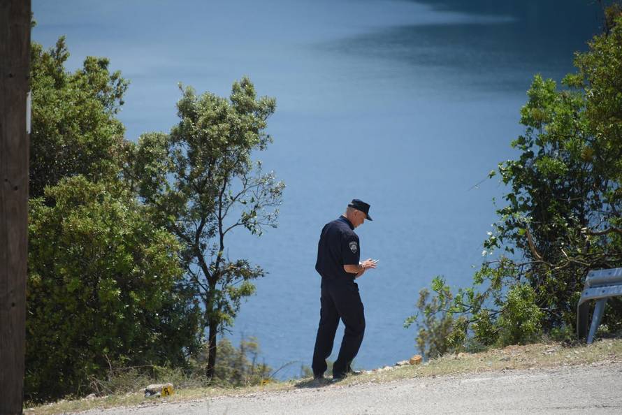 Prikolica puna maturanata prevrnula se kod Labina