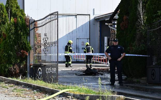 FOTO Izgorjeli skupocjeni auti kraj Požege: Viličarima ih iznosili da spriječe katastrofu