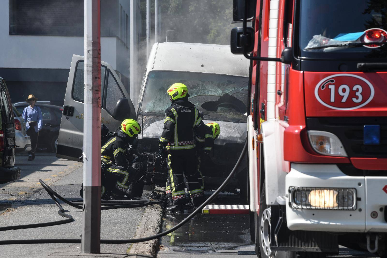 Izgorio mu je cijeli prednji kraj: Zapalio se kombi u Hondlovoj