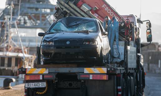 VIDEO U Rijeci izvukli auto iz mora: 'Unutra je plišanac koji je dar za moju ženu, spasite ga!'