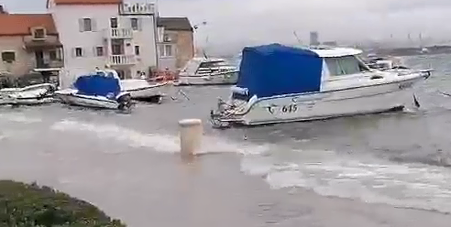 Hvar odsječen od kopna, valovi potapaju rive po cijeloj obali!