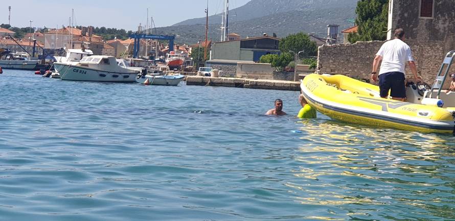 Slovenci spuštali gliser u more na Cresu pa im zaplivao i auto