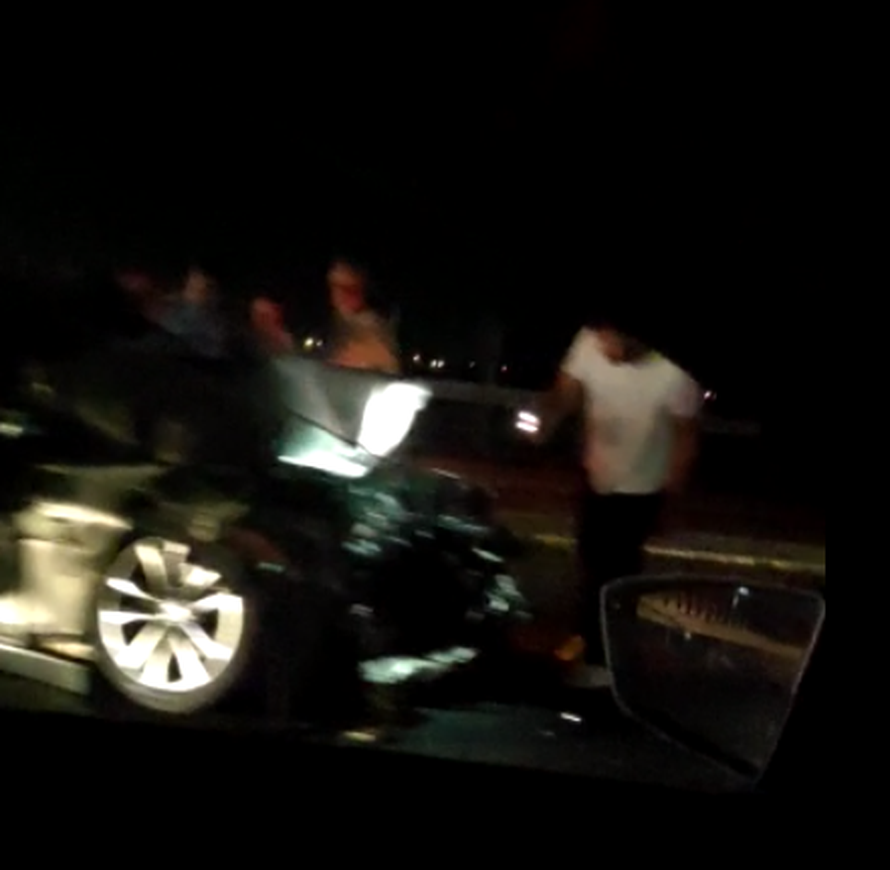 Stravičan prizor: Kamion je na boku, auto je potpuno smrskan