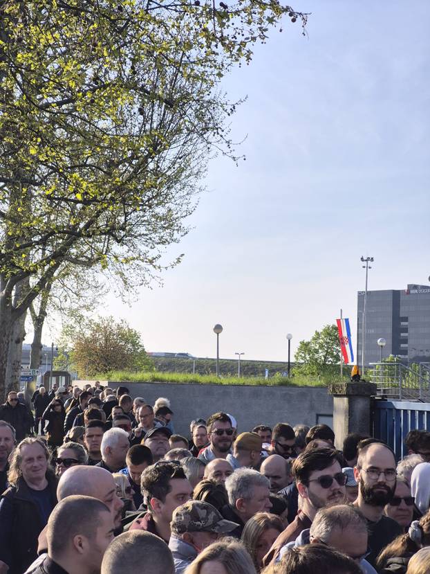 FOTO Pogledajte zbog čega su Zagrepčani stajali u redovima: Prodavali bicikle, mobitele...