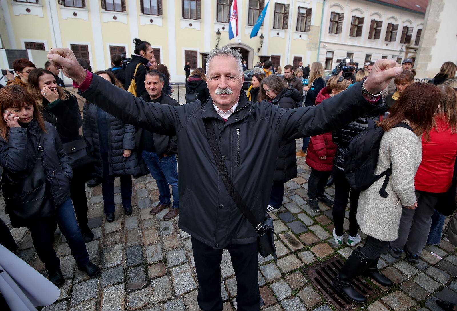 Zagreb: Andrej Plenković izašao pred prosvjednike na Markovu trgu
