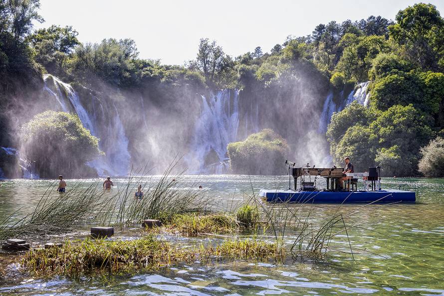 Pijanist Zvjezdan Ružić nastupio ispod slapa Kravica: 'Ovo je bio najluđi koncert u mojoj karijeri'