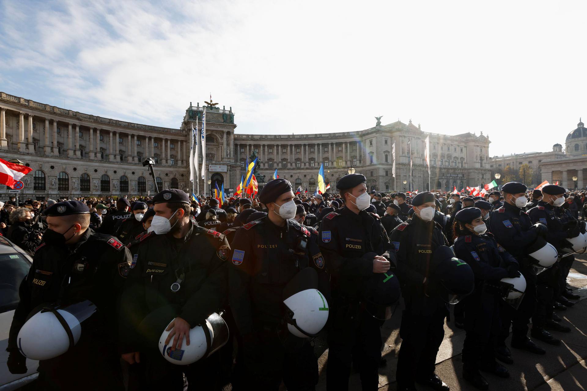 Prosvjednici protiv obaveznog cijepljenja u Beču bacali dimne bombe. Nekoliko ih je uhićeno