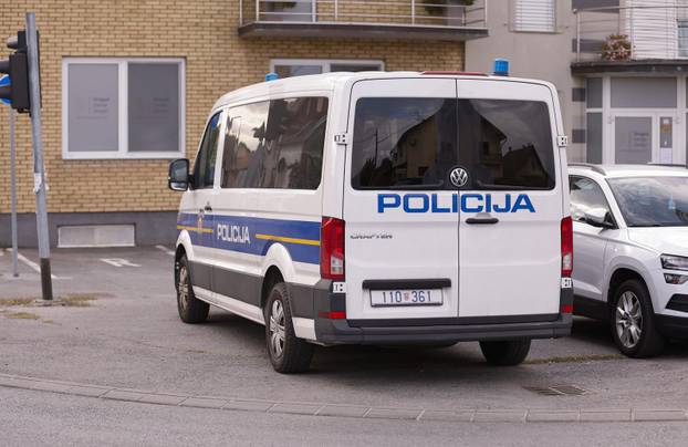 Čepin:  Policija i djelatnici USKOK-a ispred kuće Dragana Bakovića zvanog Bambur