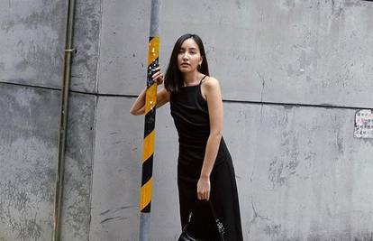 Mala crna haljina kao ljetni hit uz torbicu moderne oble forme