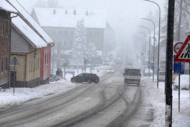 Delnice: Snijeg i jak vjetar otežavaju promet