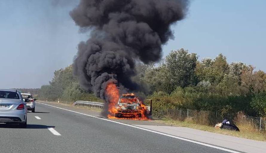 'Vozač je u nevjerici promatrao kako mu vatra guta automobil'