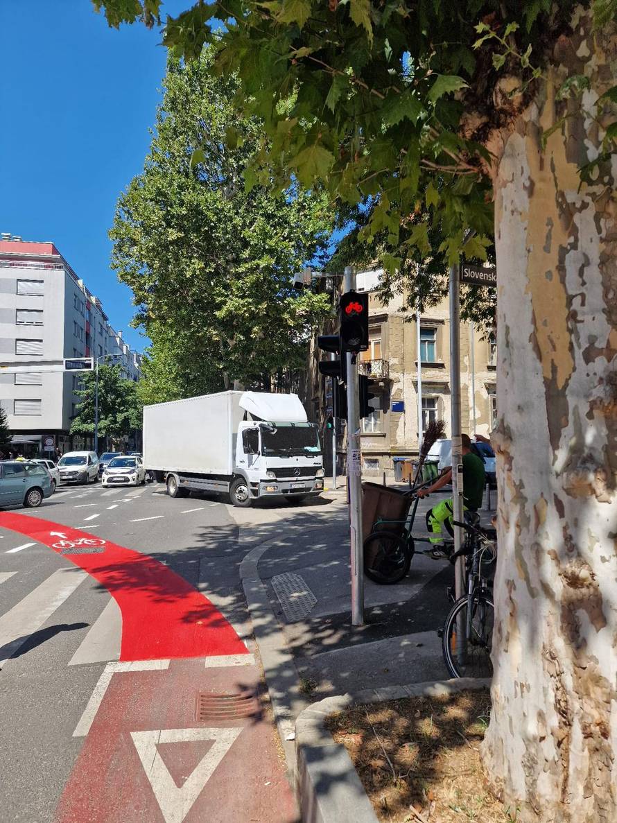 Ovo je novo pametno križanje u Zagrebu: Broji aute, prepoznaje bicikliste, prilagođava semafor