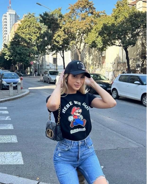 FOTO Srpska voditeljica osvojila euroligaške parkete, zablistala i u Zadru. Govori tri strana jezika