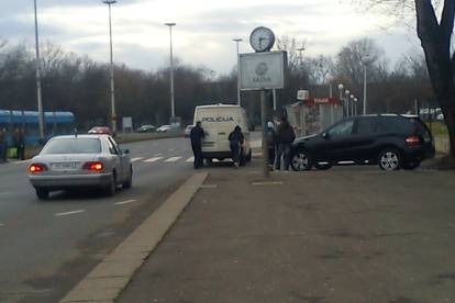 Građani su s policajcima gurali pokvareni kombi na raskrižju