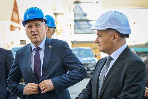 Zagreb: Premijer Plenković se sastao sa zagrebačkim nadbiskupom Draženom Kutlešom i obišao katedralu