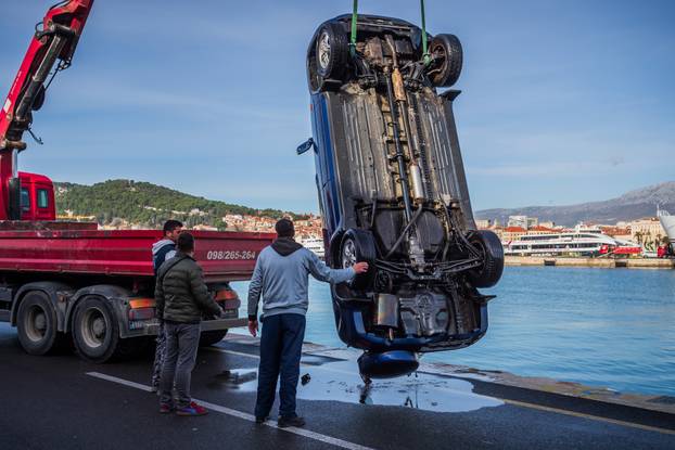 Split: Izvučen automobil koji je sinoć sletio u more kod gradske luke, vozač preminuo