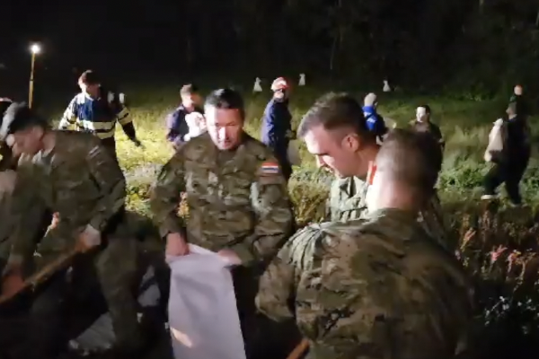 VIDEO Vojska stigla u Gabajevu Gredu, zajedno s vatrogascima i ljudima grade nasip uz Dravu