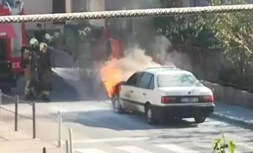 Video: Auto se zapalio u vožnji u Splitu, vozač je uspio izaći