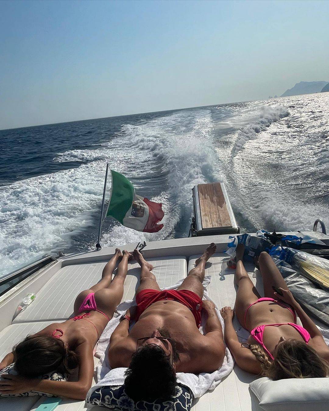 Milijunaš plovi Italijom: Cure u tangama su mu došle na jahtu