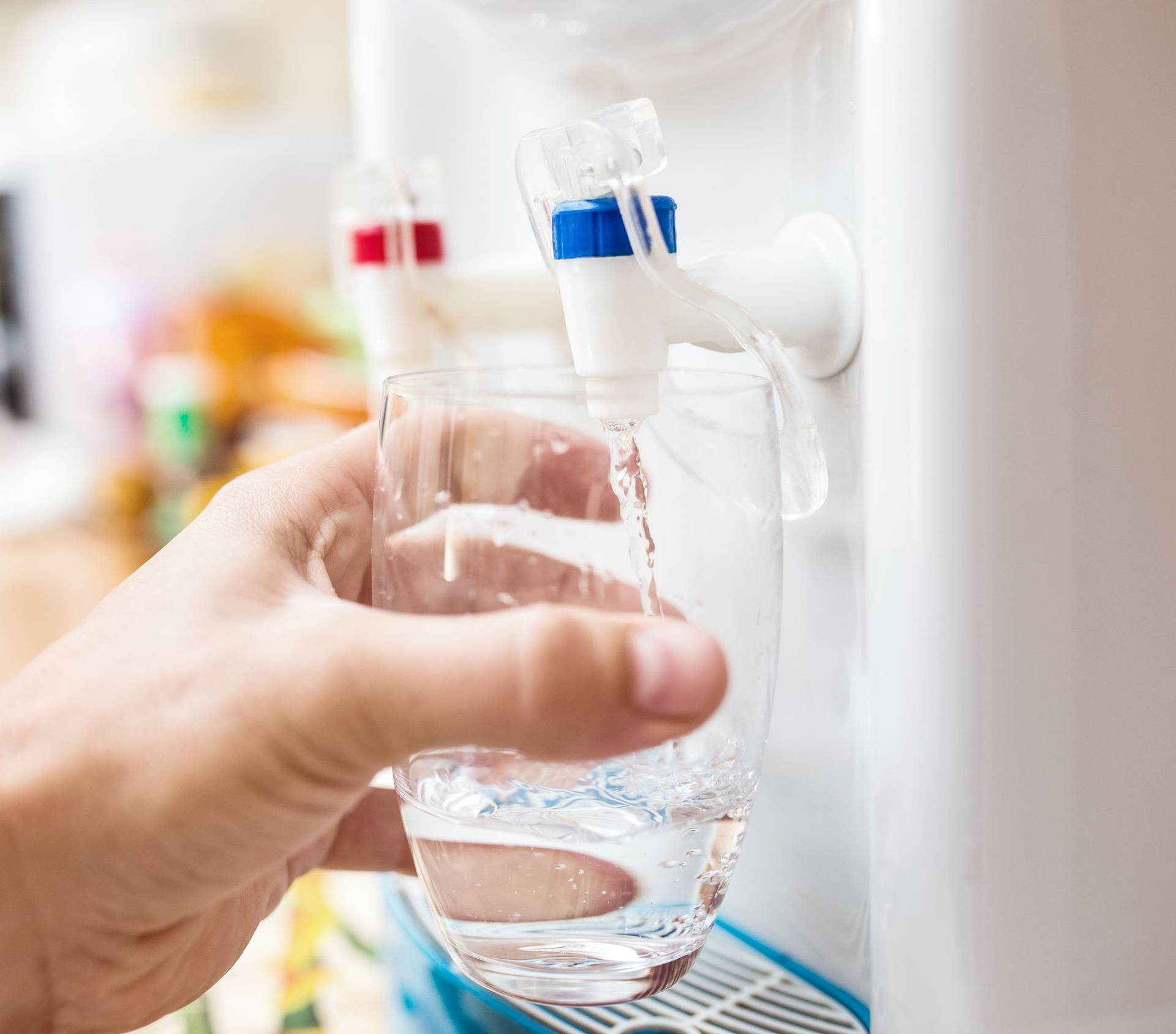 Voda sobne temperature naspram hladne vode: Je li doista važno koju ćete popiti?